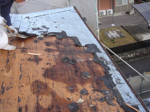 「雨漏りがなければ大丈夫」は大間違い！ 屋根のリフォームのタイミングと方法は？