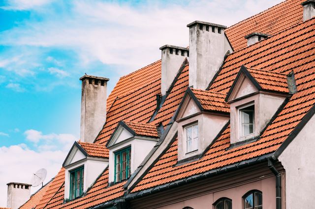 急な屋根勾配が美しい スタイリッシュな北欧スタイルの家