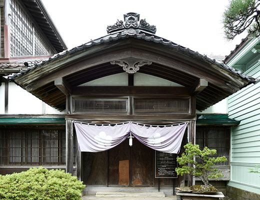 函館市を見守る和洋折衷の屋敷は屋根と洋間が特徴的だった